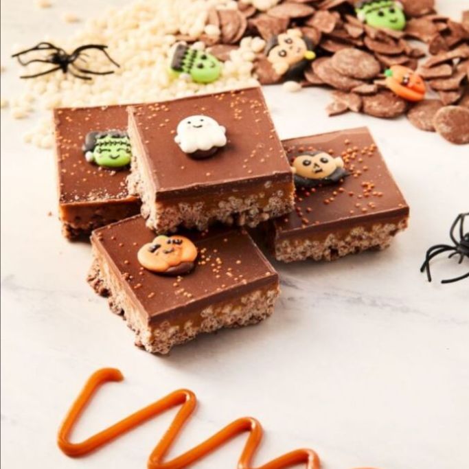 49654 - Halloween Caramel Crispy Traybake